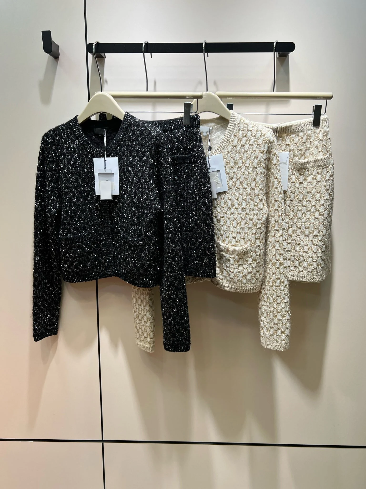

2023Alpaca wool blend sequin gold knit cardigan with a hip half skirt of plutocrat gold principal of the girl temperament812