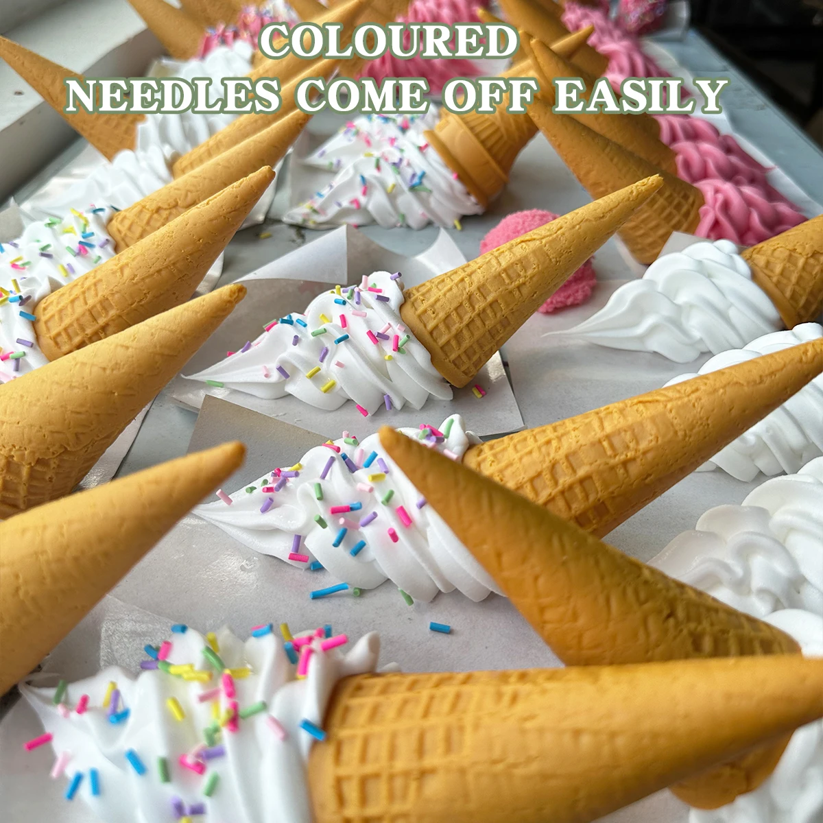 Забавные падающие мороженое в форме расплавленного мягкого подарка совок