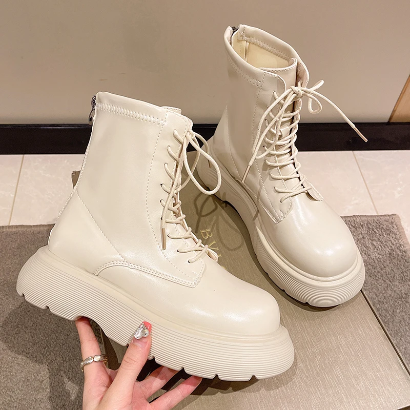 Женские ботинки на шнуровке коричневые с круглым носком плоской подошве