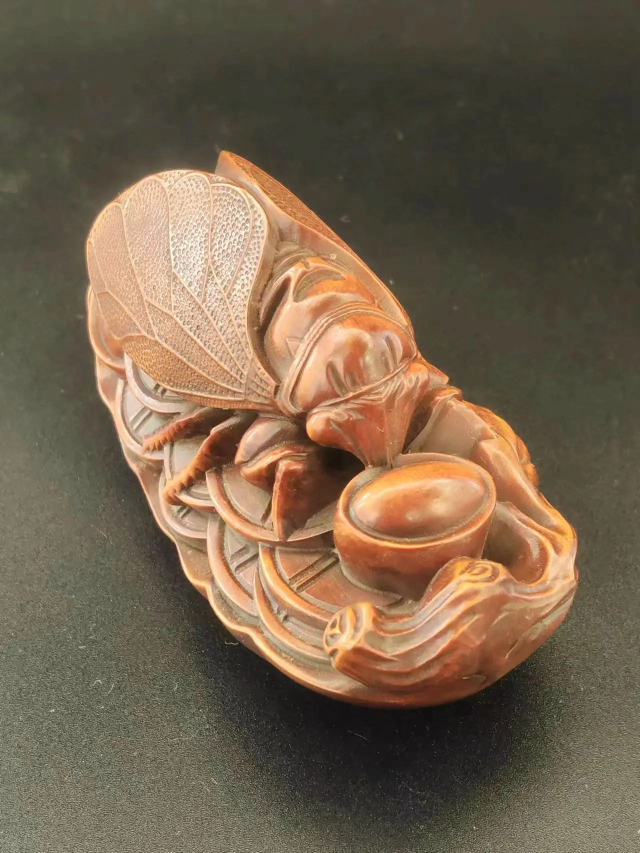 

Деревянная статуя цикады