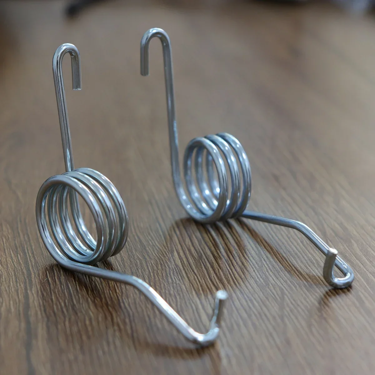 

Левый Правый ручной тормоз Задний стояночный тормоз тормозной суппорт возвратная пружина из нержавеющей стали для Skoda Octavia II 2009-2013 Аксессуары