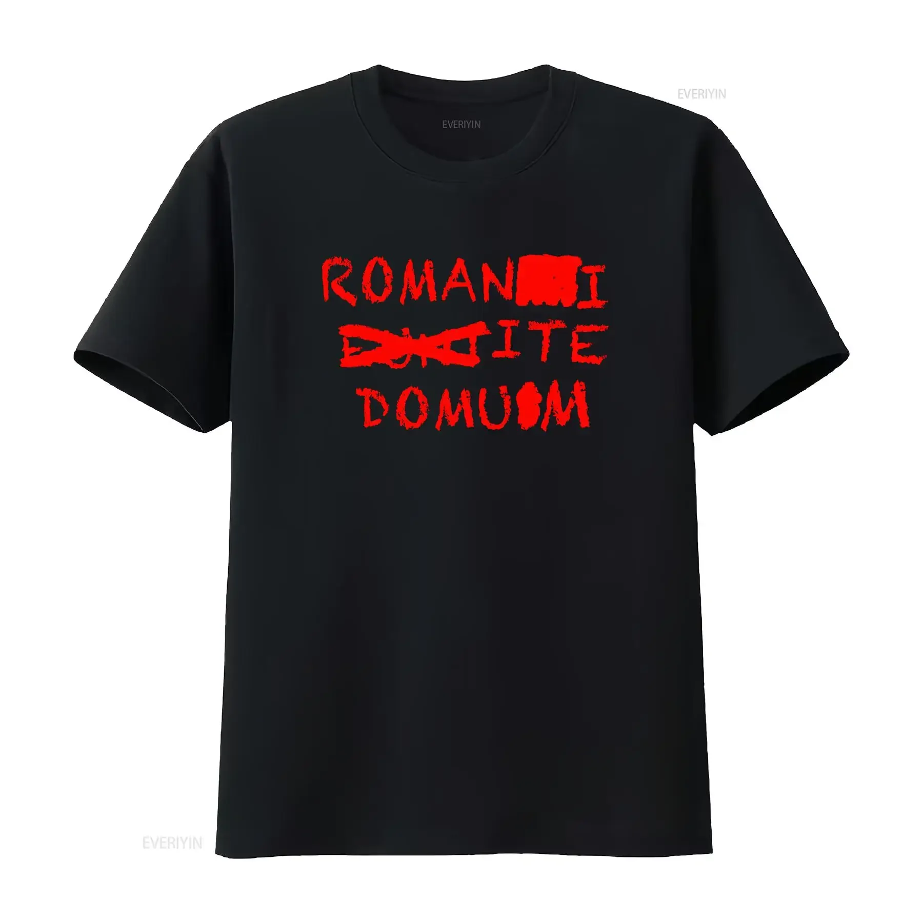 Фото Мужская повседневная футболка Romani Ite Domum черного цвета с текстом на румынском языке красным шрифтом, из дышащего хлопка, стандартного кроя, с винтажным воротником. №1
