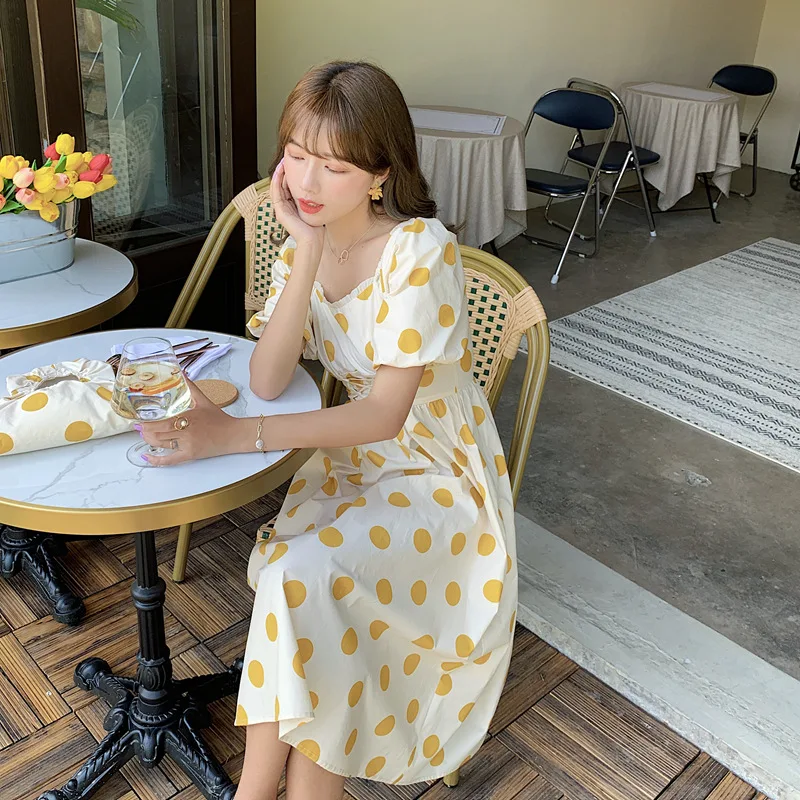 Рисунок 3 - Женское облегающее платье в горошек