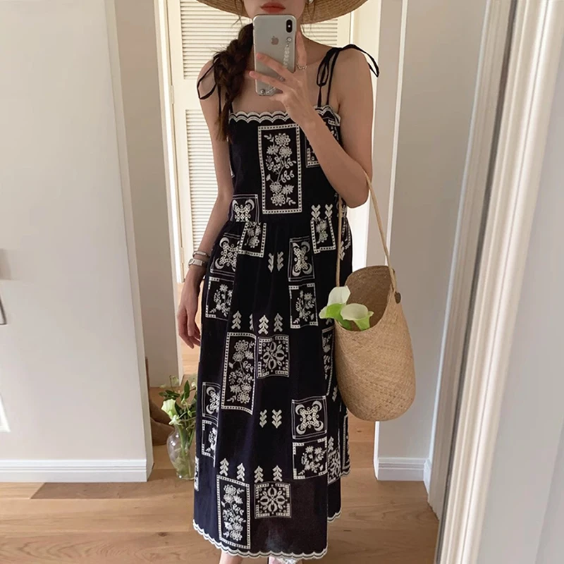 

Clothland Women Vintage Floral Embroidery Dress Bow Tie Straps Square Collar Sleeveless Backless Midi Dresses Mujer QC710