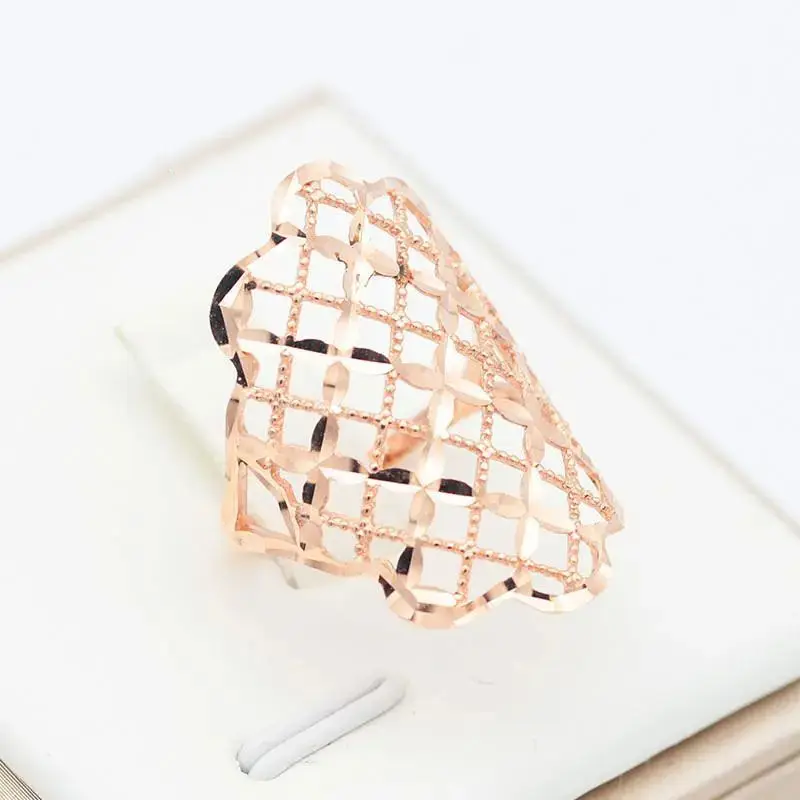 

Женское кольцо из розового золота, с перфорацией