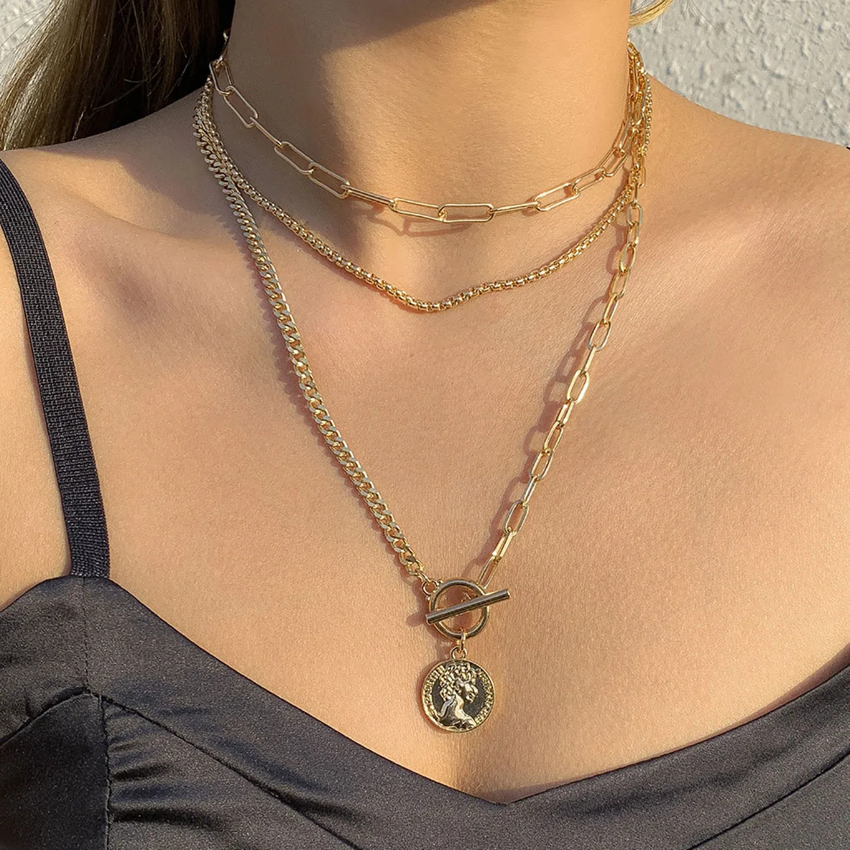 

Vintage Round Portrait Engraving Pendant Necklace Women 2022 Multilayer Gold Color Metal Clavicle Necklace Girls Fashion Jewelry