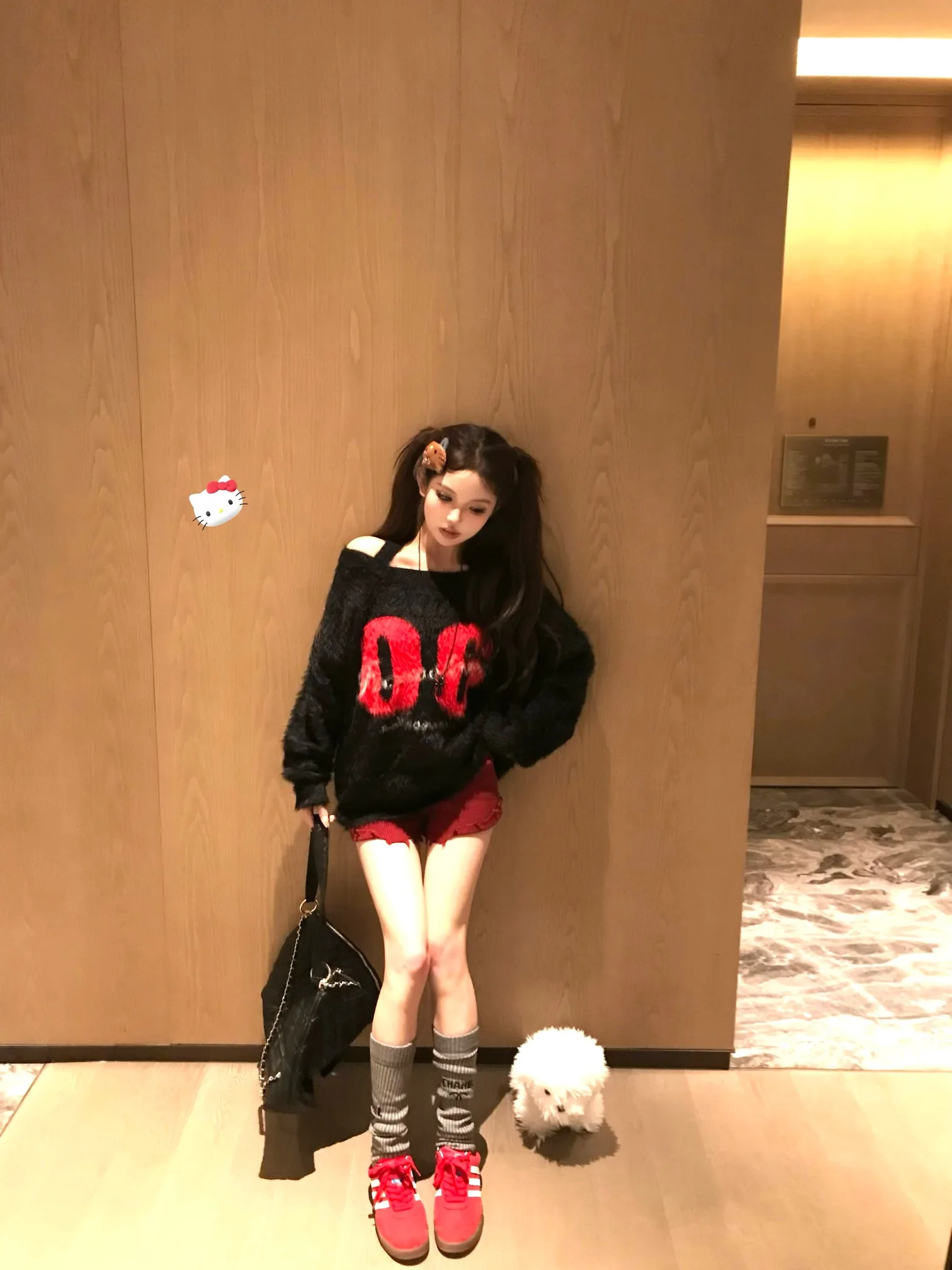 Белый жаккардовый норковый бархатный свитер с наклонными плечами и буквами