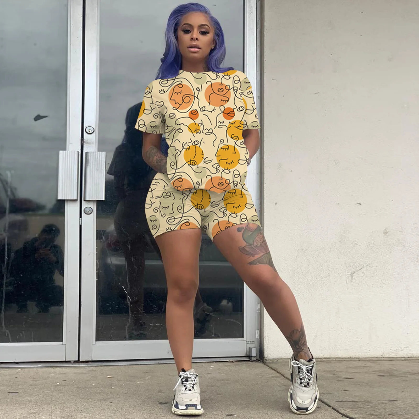 

Женский Удобный Повседневный костюм, комплект из двух предметов, футболка с круглым вырезом и шорты с коротким рукавом и принтом, лето 2023