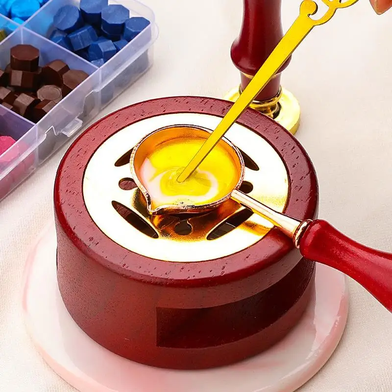 Комплект штампов для лакировки с покрытием из воска для рукоделия, включающий коробку с материалами для создания свадебного приглашения и декоративных инструментов для печати.