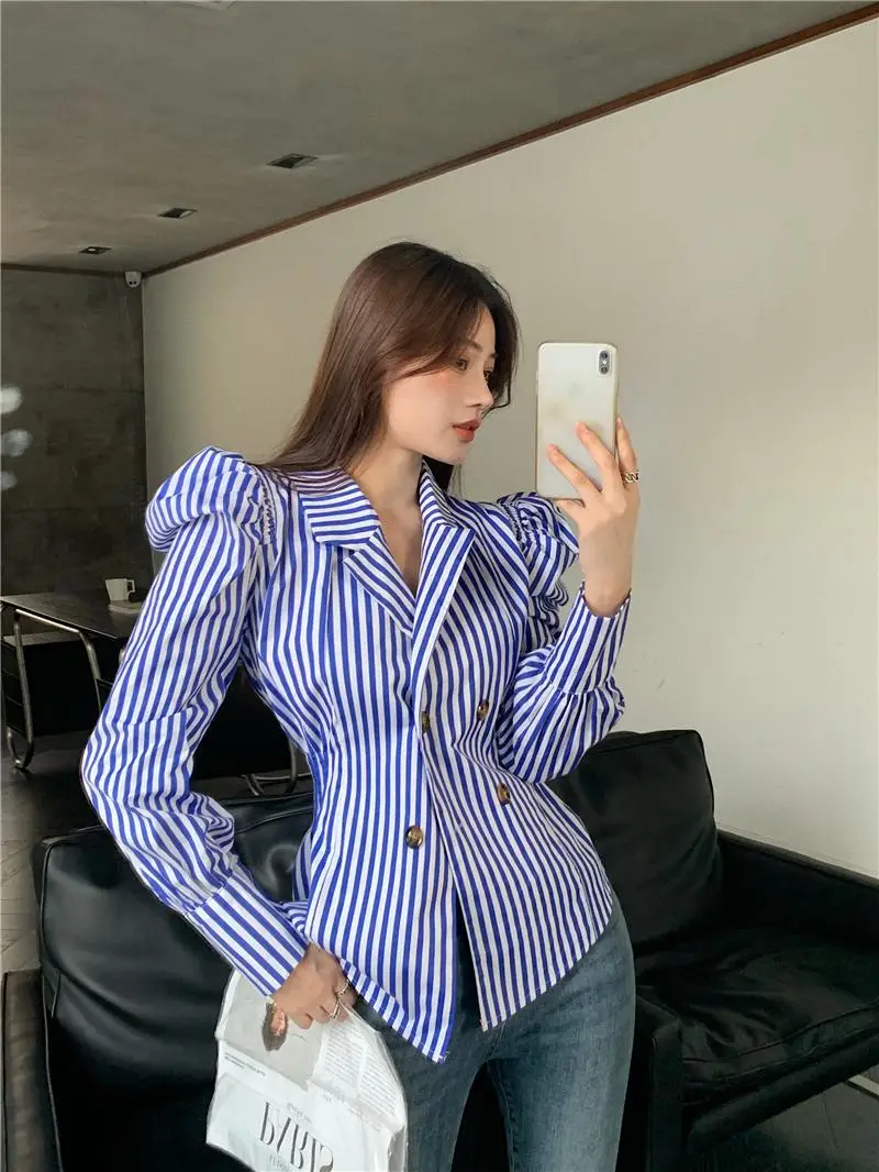 

Make firm offers to South Korea ins fashion bloggers to wear take a recommended design feeling hubble-bubble sleeve waist stripe