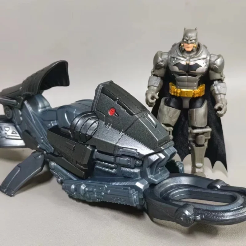 В наличии Dc Лига Справедливости Бэтмен Крылатый Танк 1/18 боевой корабль мотоцикл