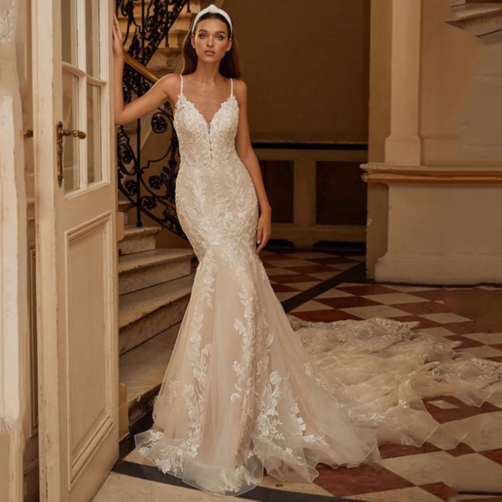 

Платье свадебное с юбкой-годе, V-образным вырезом и аппликацией