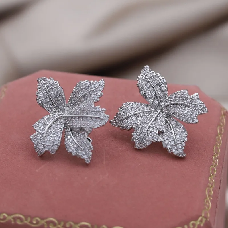 

Korea's new fashion jewelry 14K gold plated luxury dense zircon exquisite maple leaf earrings elegant women's party accessories