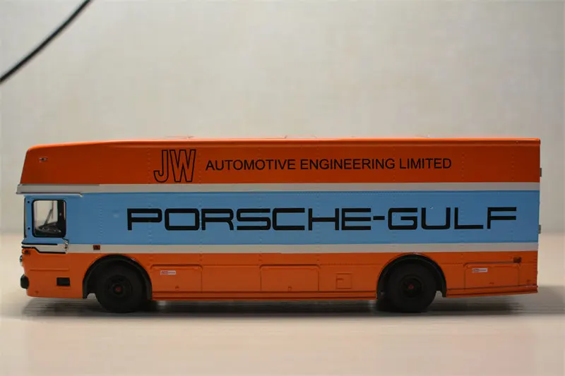Фото Металлическая модель автомобиля Schuco 1:43: Mercedes-Benz O317, Porsche Transporter Gulf №2