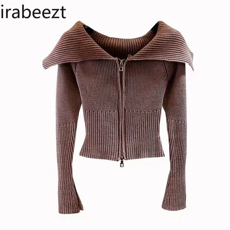 Короткий вязаный кардиган на одно плечо с темно-синим воротником и двойной