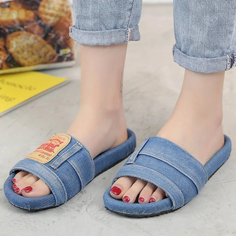 Женские летние джинсовые шлепанцы уличные с открытым носком и надписью толстой