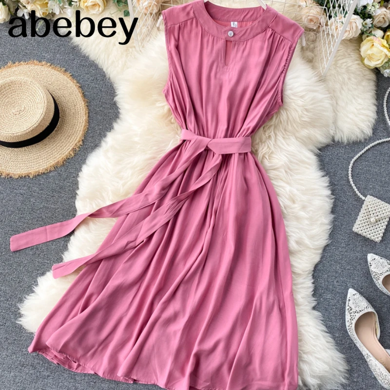 Женское однотонное зеленое платье без рукавов с круглым вырезом и поясом |