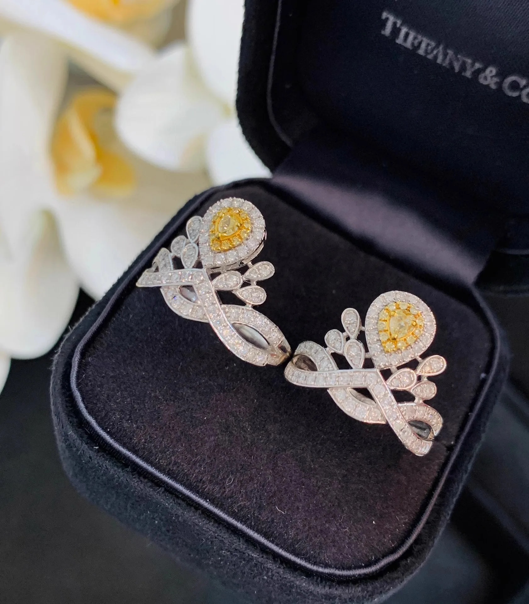 Кольцо женское из серебра 925 пробы с инкрустацией в виде короны 55 точек и желтыми