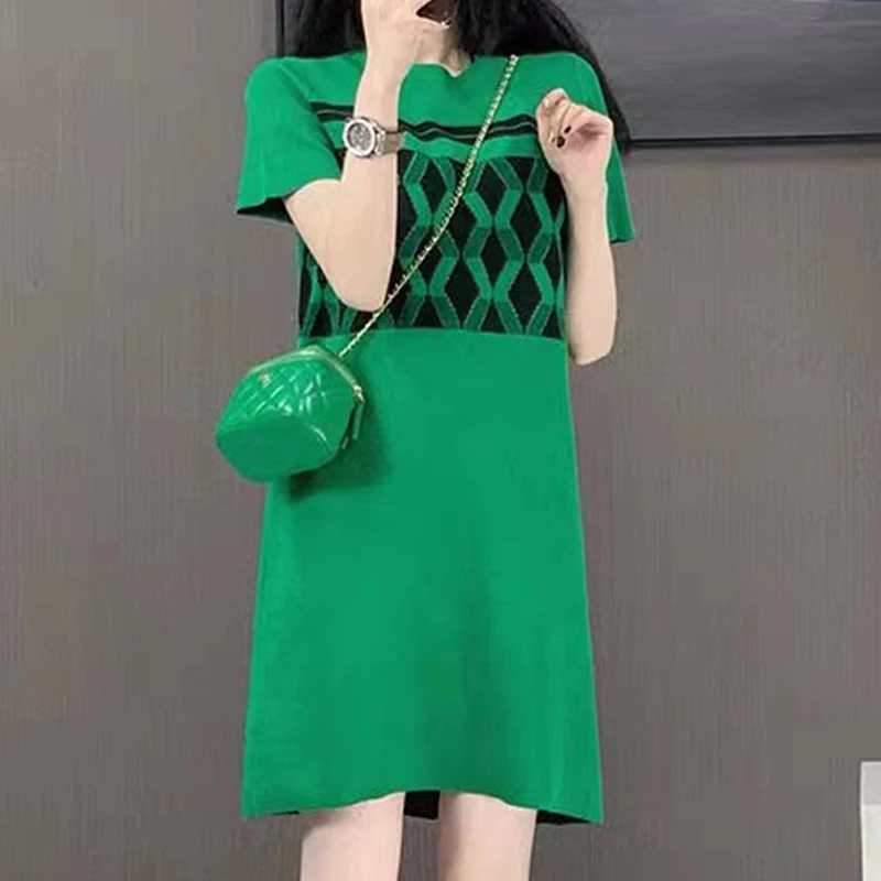 

Женское трикотажное платье-трапеция с круглым вырезом и короткими рукавами