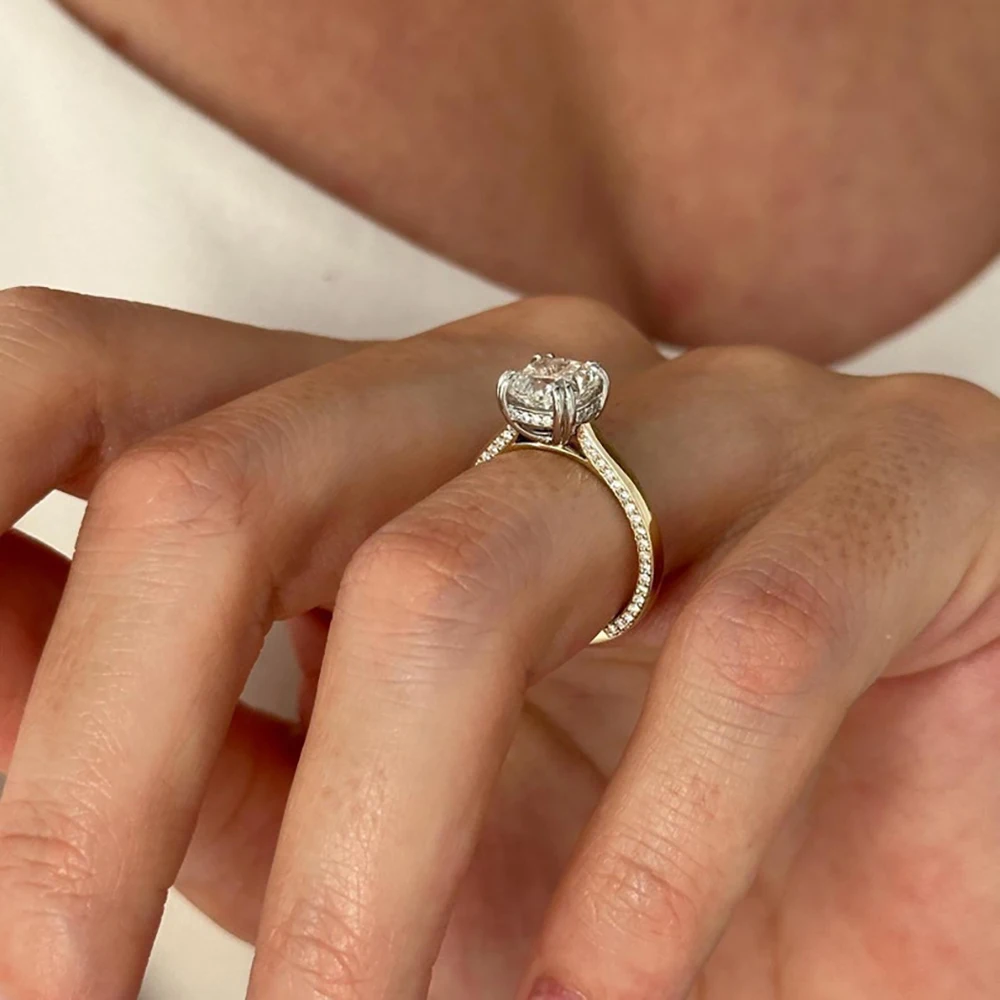 Обращенный в лаборатории бриллиант 2 карата Cushion Cut E Цвет VS1 Желтое золото 14 карат