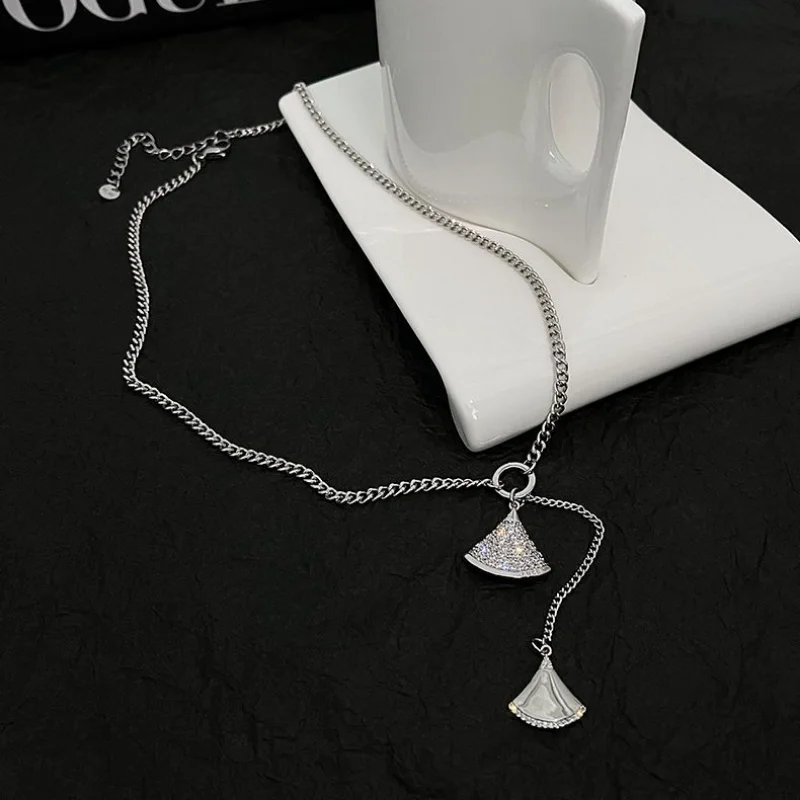 Draweye Sweaters Chains Fanshaped Metal Necklaces for Women Ins Chokers Luxury Cool Jewelry Vintage Fashion Pendant Necklace