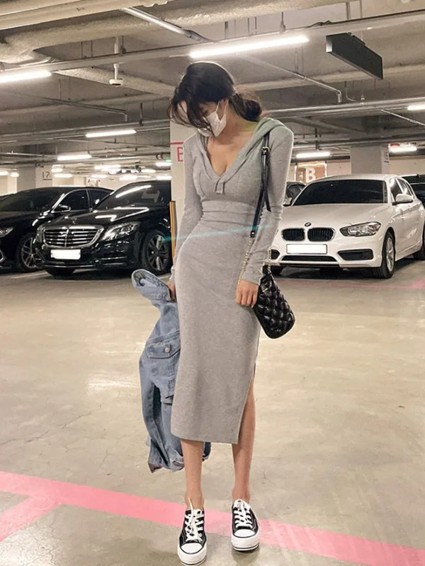 Женское длинное платье с капюшоном однотонное облегающее двойным карманом и