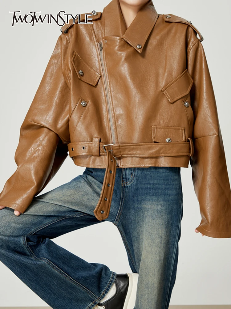 

Женская кожаная куртка TWOTWINSTYLE, Повседневная Свободная Минималистичная куртка составного кроя на молнии, с отложным воротником и длинным рукавом