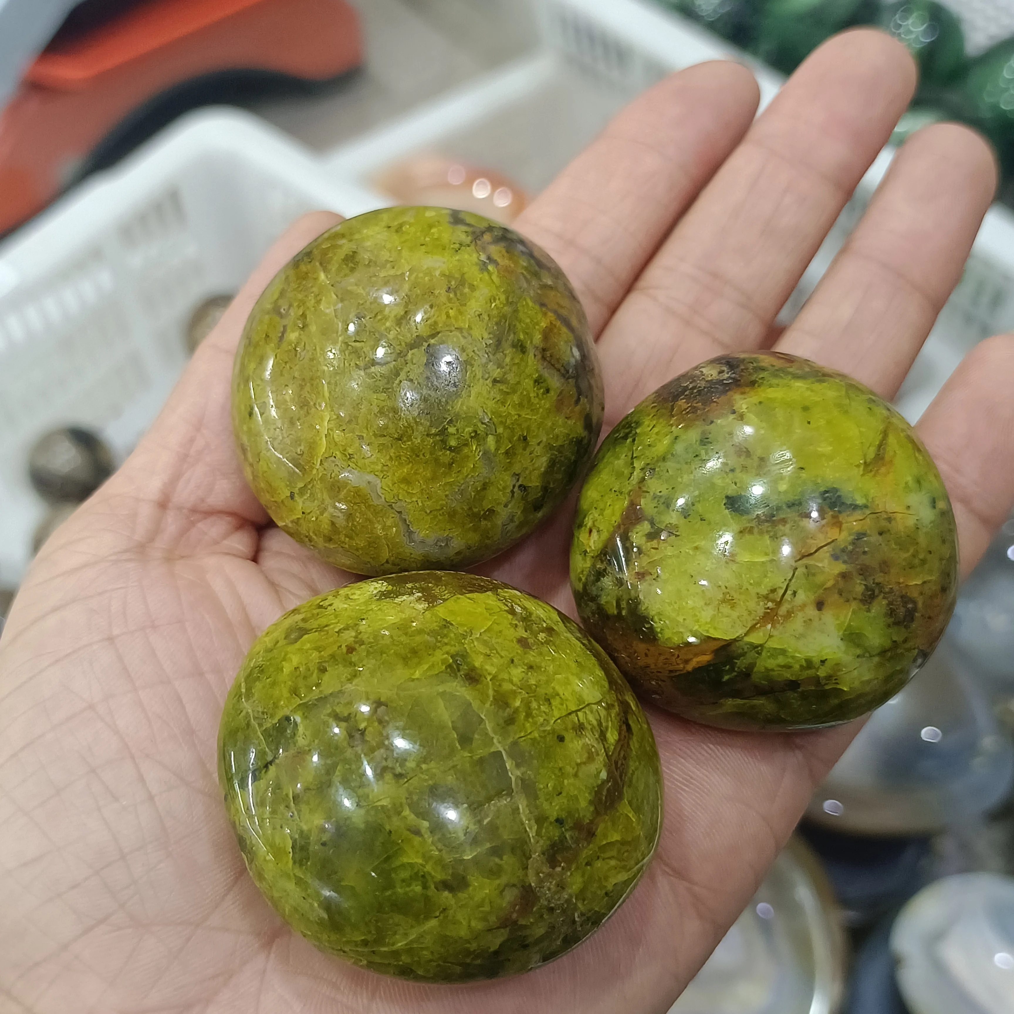 

Natural Green Opal Hand Play Crystal Energy Home Office Decoration Gift Ore Degaussing Aquarium