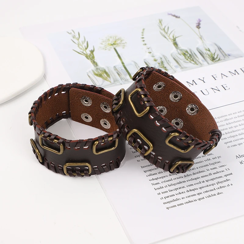 

Мужской кожаный браслет с двумя рядами металлических пуговиц