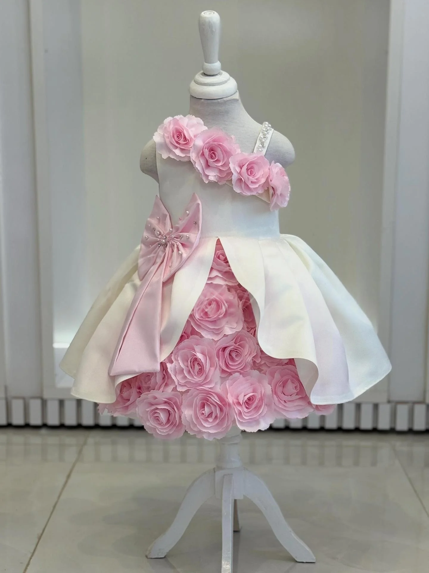 Фото Изысканное детское праздничное платье для девочек: свадебное, для подружек невесты, на день рождения, для показа мод, белое, с красными розами, из атласа №1