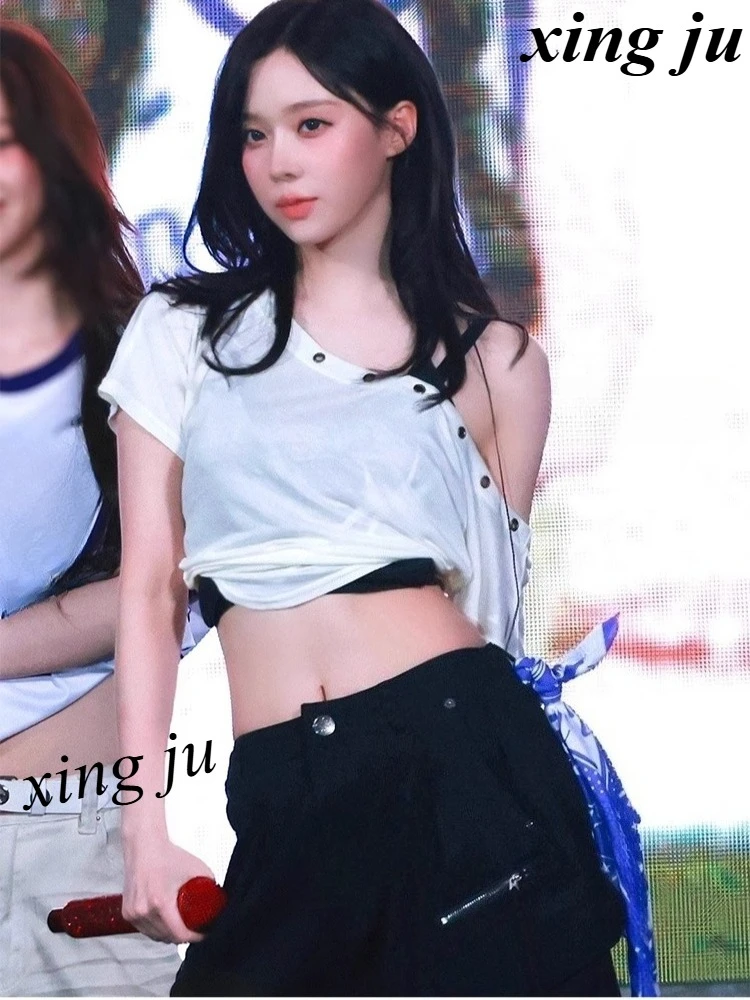 Фото Корейская футболка K-pop для певиц, белая, с асимметричным вырезом на плечах, черные свободные шорты, женский костюм для джазовых танцев, сценическая одежда №4