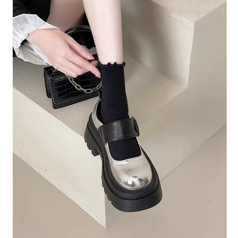 Женские маленькие кожаные туфли с принтом и вышивкой наклейки на сезон 2024 новые