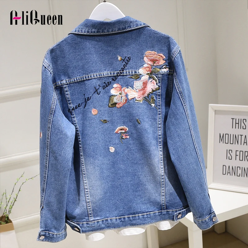 

Женская джинсовая куртка с цветочной вышивкой