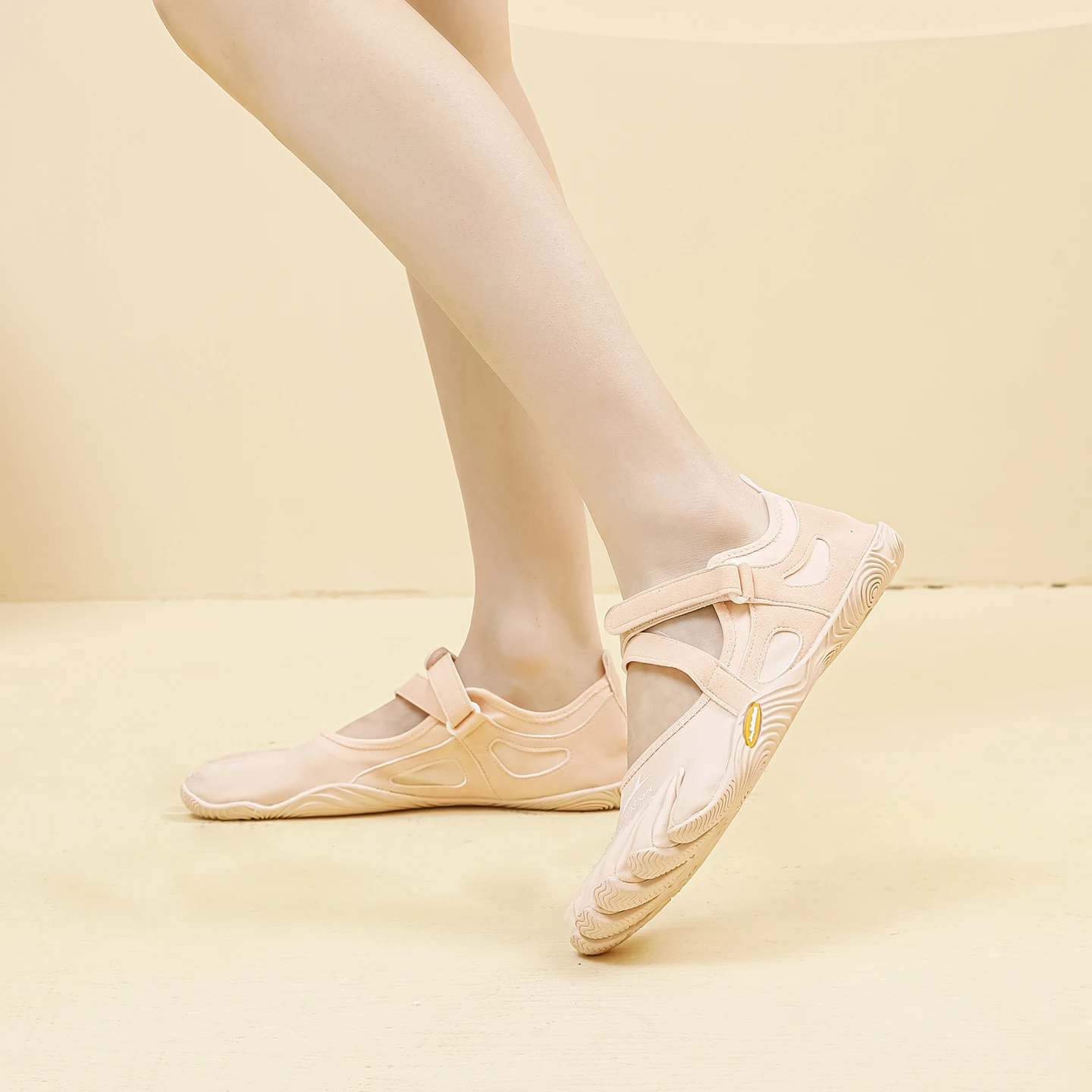 Фото Обувь для йоги и тренировок в помещении GallonShark Five Finger Barefoot Footwear, с ремешками, нескользящая. №4