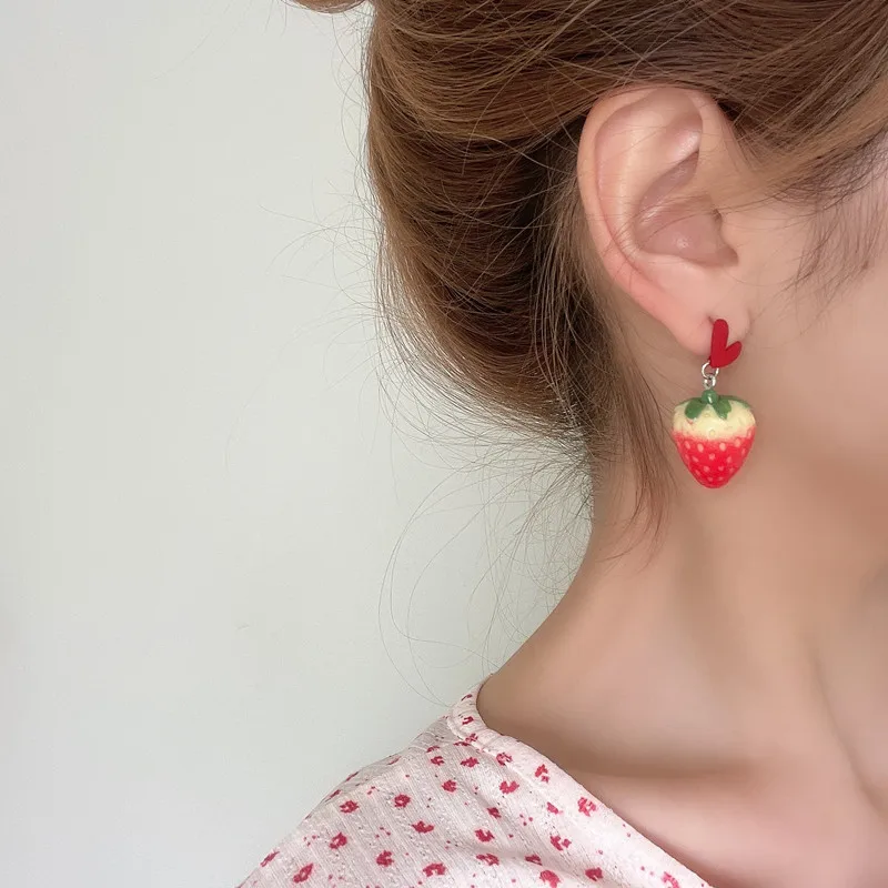 

Metal strawberry Women's Korean jewelry literary Style Earrings Net Red Temperament Simple new Earrings