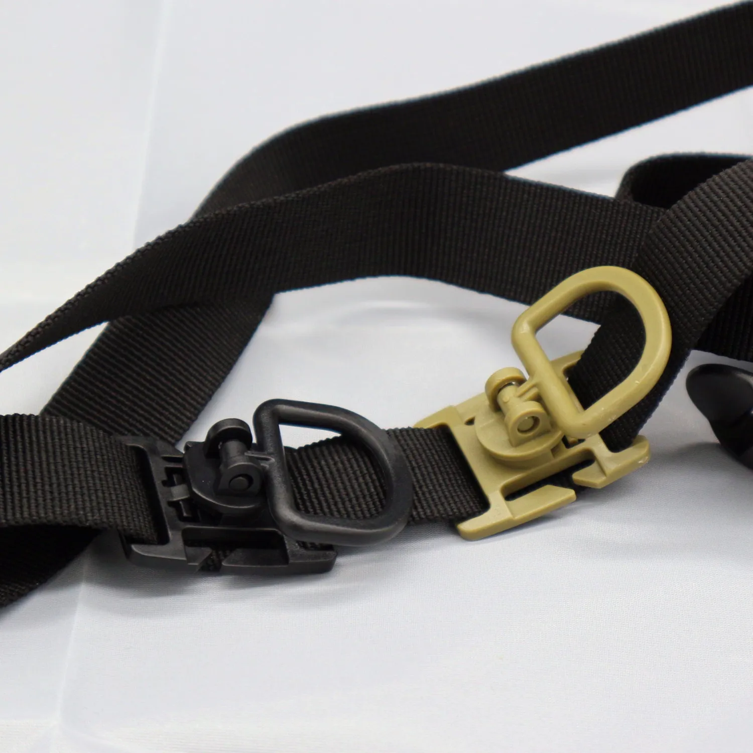 

swivel D ring clip molle webbing clamp tactical backpack attach strap hang camp outdoor hike bushcraft mountain climb