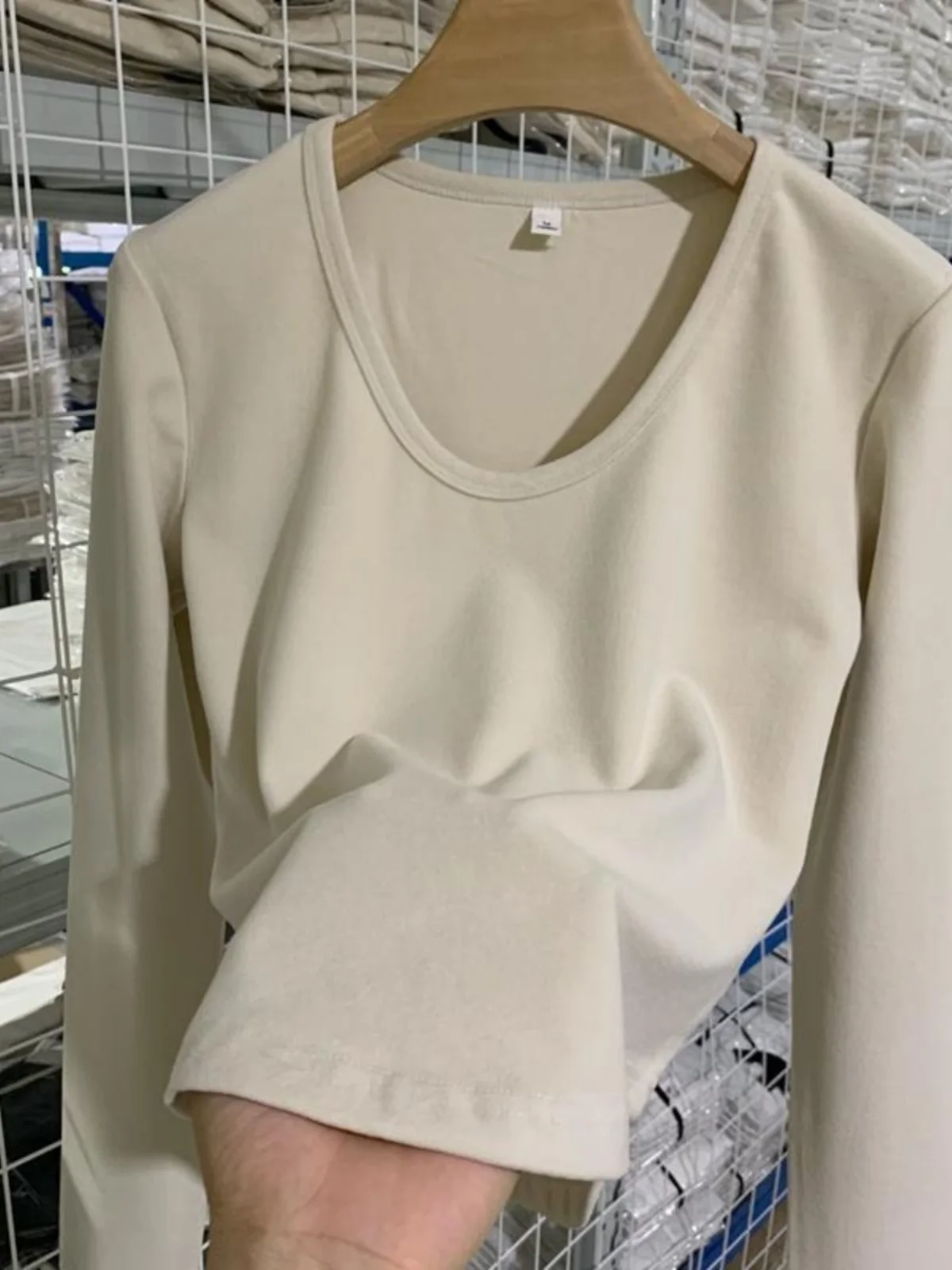 Базовая простая женская однотонная осенняя рубашка с U-образным воротником