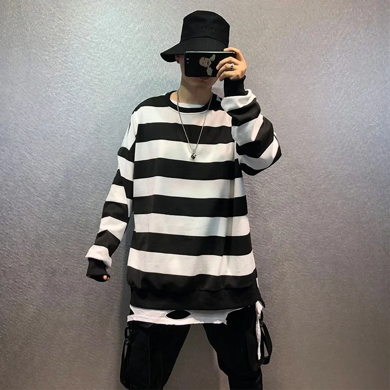 

Men's Long Sleeve T-Shirt Autumn Fashion Black And White Sewing Loose Round Neck Stripe Coa