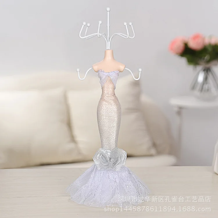 

Resin Handicraft Furnishing articles, Wrought Iron Jewelry Wearing earrings, european-style Model To Show Necklace Jewelry