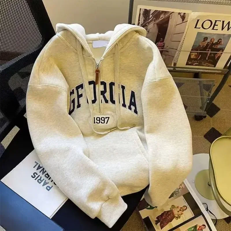 Светло-серая толстовка с вышивкой в американском стиле ретро бархатная зимняя