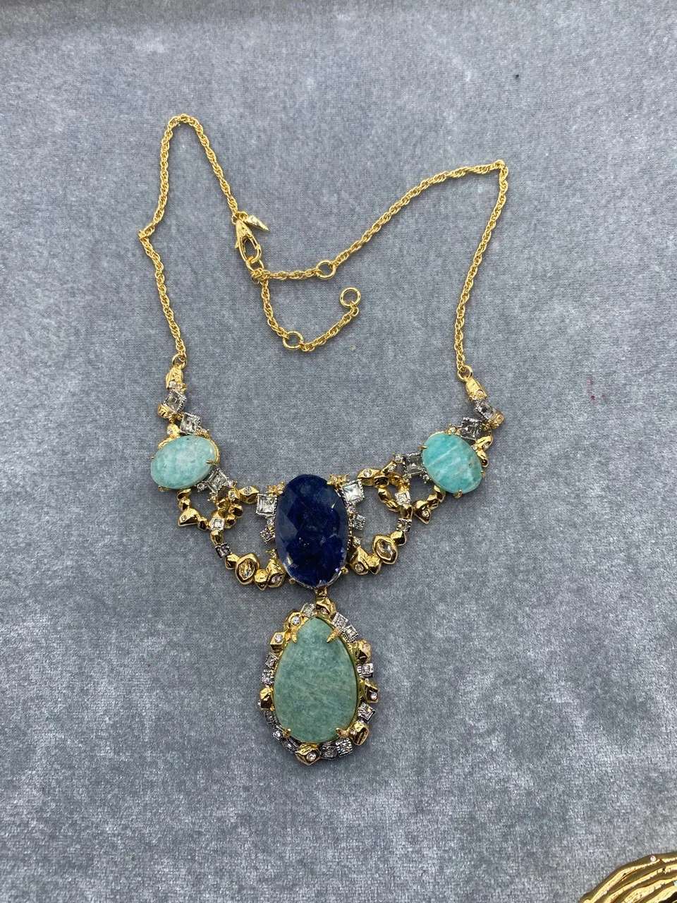 

European And American Designers Create Fashionable Natural Stone Large Metal Retro Necklaces