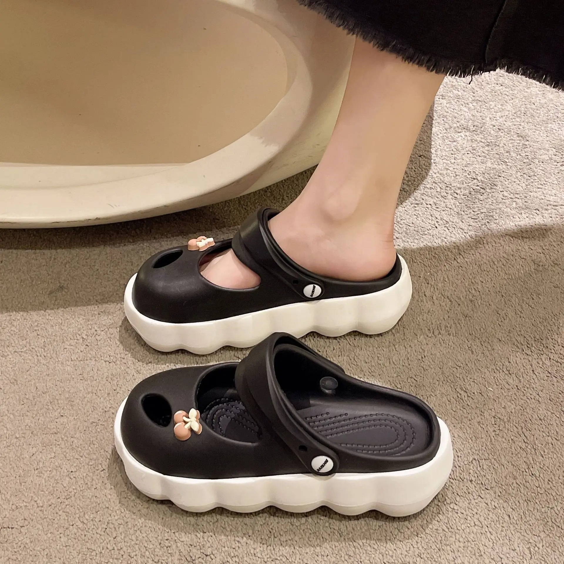 New Summer Outwear 2023 Two Color Thick Sole Feet Treading Feel Anti Slip Soft Sole Hole Shoes Cute and Sweet Home Slippers