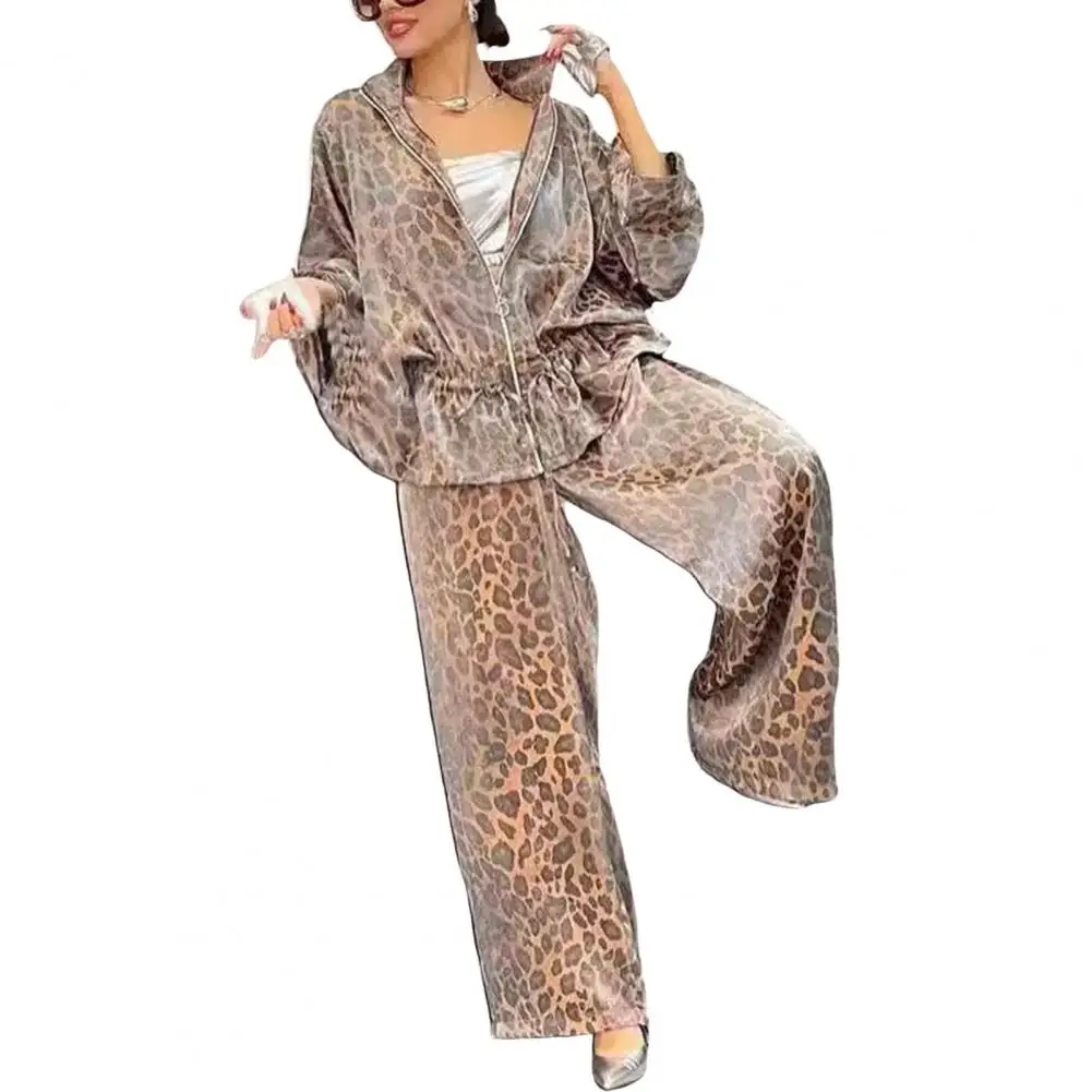 Комплект офисной одежды Женский комплект из рубашки и брюк с леопардовым принтом