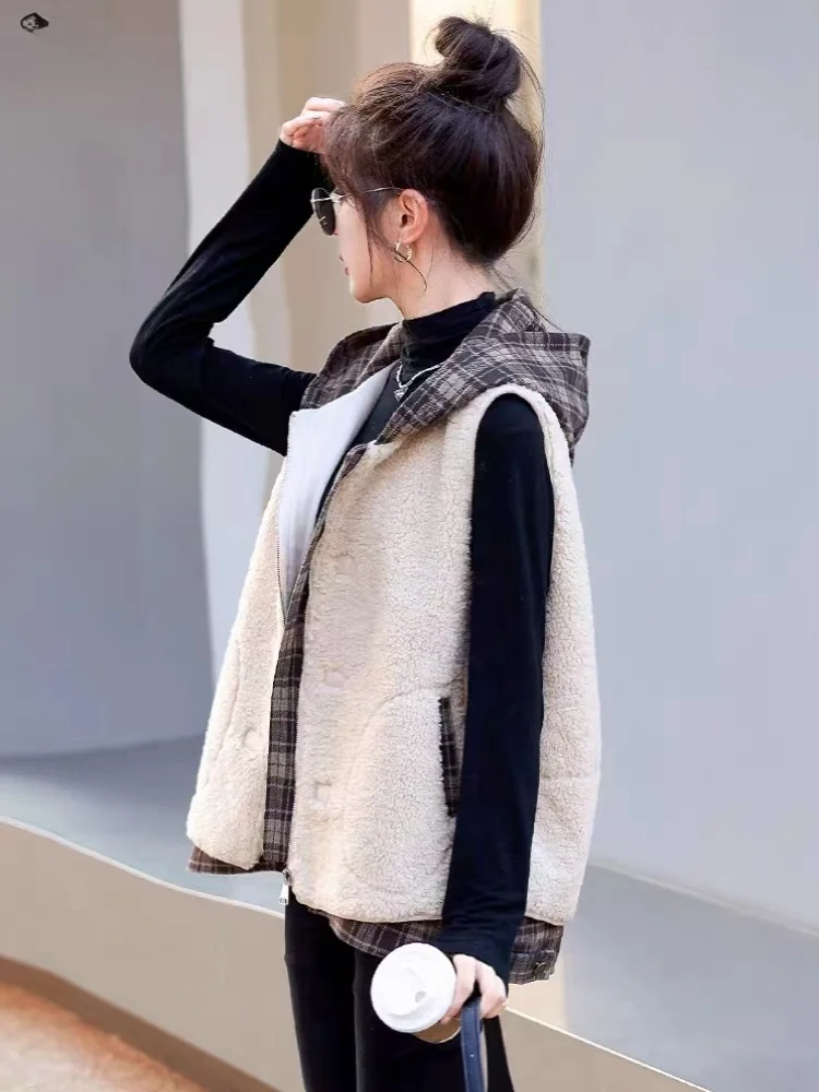 Женский кардиган без рукавов на молнии с капюшоном