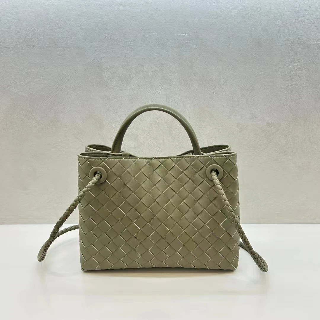 

2023 Luxury Design Explosive Metal Rope Buckle Braided Shoulder Bag Women's Portable Large Capacity Simple Handbag Niche Leather