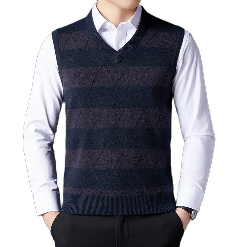 New Versatile  Brand  Men  Fall and Winter Knit V-neck Vest Handsome Handsome Men Home Sweater Vest Business Casual Vest Sweater