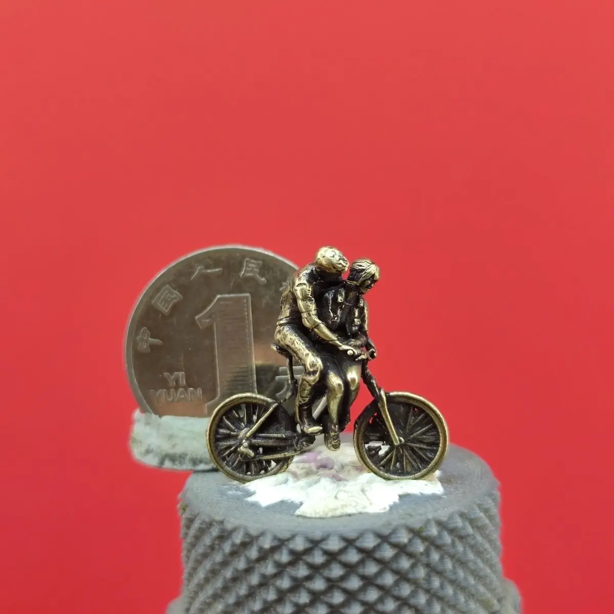 Миниатюрная статуэтка латунной пары на велосипеде