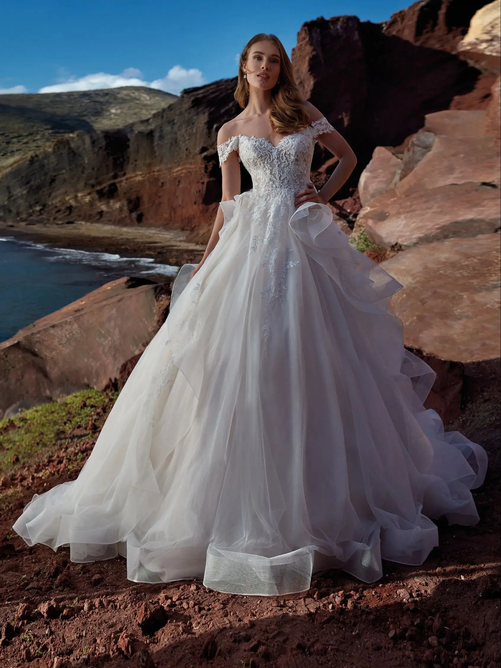 

Exquisite A-Line Wedding Dress Sweetheart Lace Applique Off Shoulder Sleeveless Bridal Gown Tiered Ruffles Vestidos De Novia