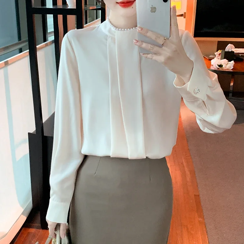 Женская шифоновая блузка с длинным рукавом круглым вырезом и бусинами модель 2024