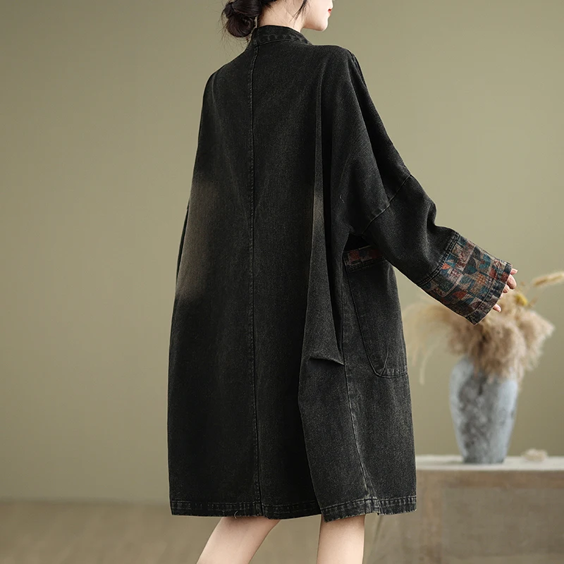 Женская джинсовая куртка с V-образным вырезом и большими карманами